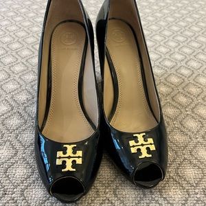 Tory Burch Peep Toe Wedge- patent leather/size 9
